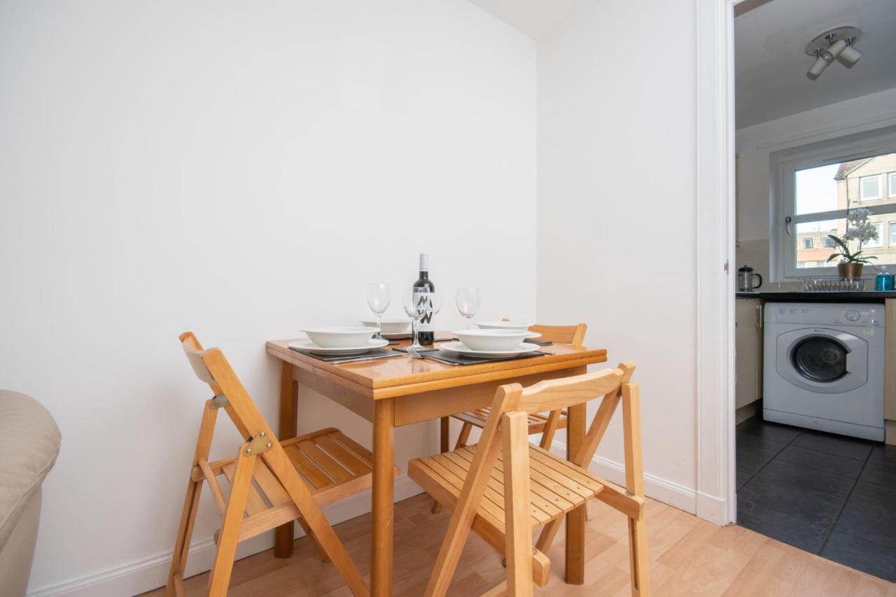 Dwellcome Home Ltd 2 Bedroom King & Double Central Apartment, Free Allocated Barrier Secured Parking Space At Rear Entrance & Fast Wifi, Ideal For Long Term Contractor, Corporate, Etc Stays, Regular Housekeeping Option - See Our Site For Assurance Aberdeen Extérieur photo