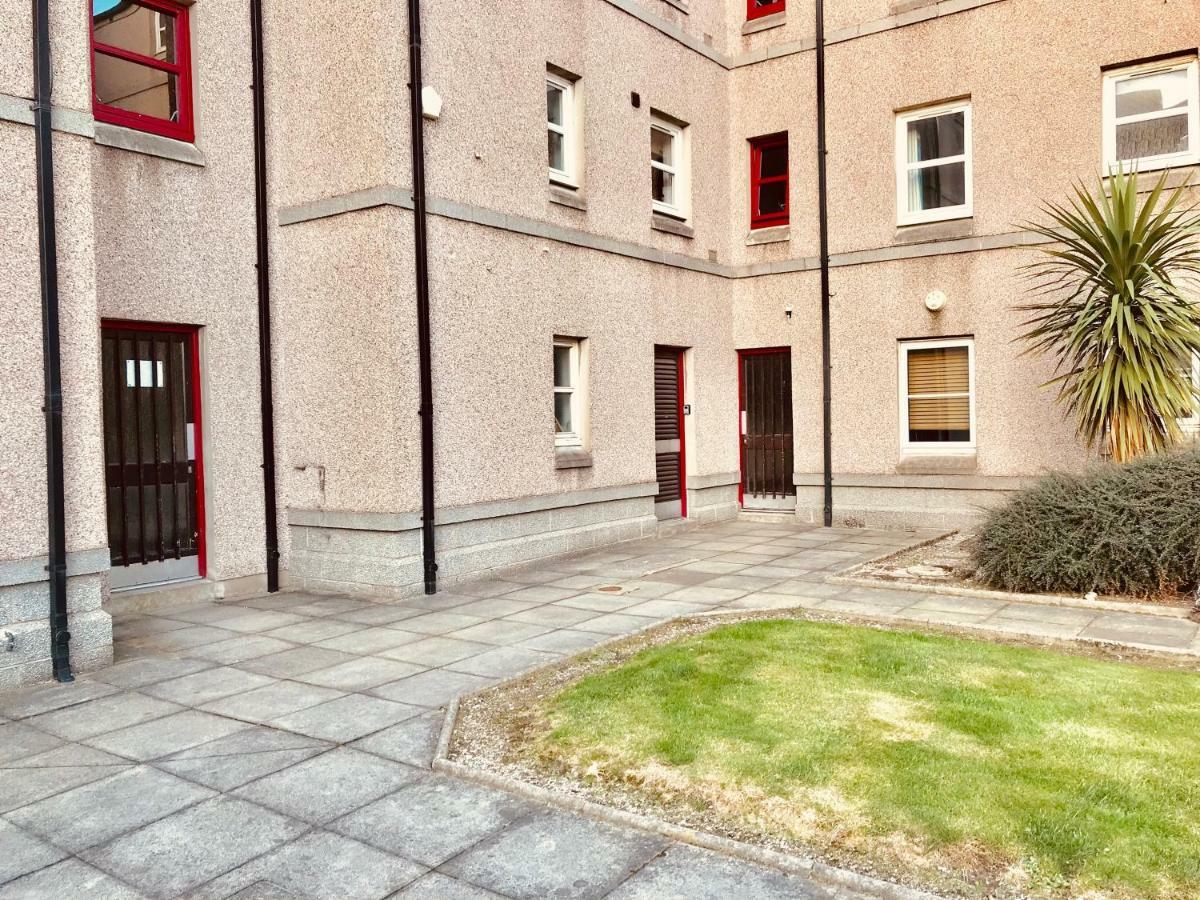 Dwellcome Home Ltd 2 Bedroom King & Double Central Apartment, Free Allocated Barrier Secured Parking Space At Rear Entrance & Fast Wifi, Ideal For Long Term Contractor, Corporate, Etc Stays, Regular Housekeeping Option - See Our Site For Assurance Aberdeen Extérieur photo